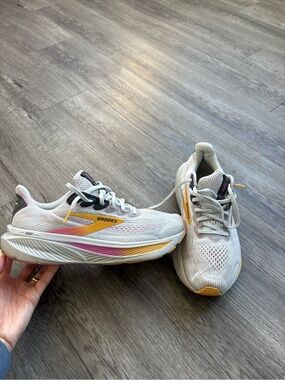 Women’s Brooks Ghost 17 Sneakers 8.5